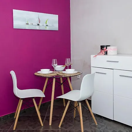 The Purplish 2-bd In Center Daire